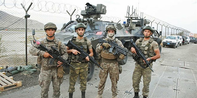 Türk Silahlı Kuvvetleri (TSK) teröristlerin inlerini fırtına obüsleriyle vurmaya devam
