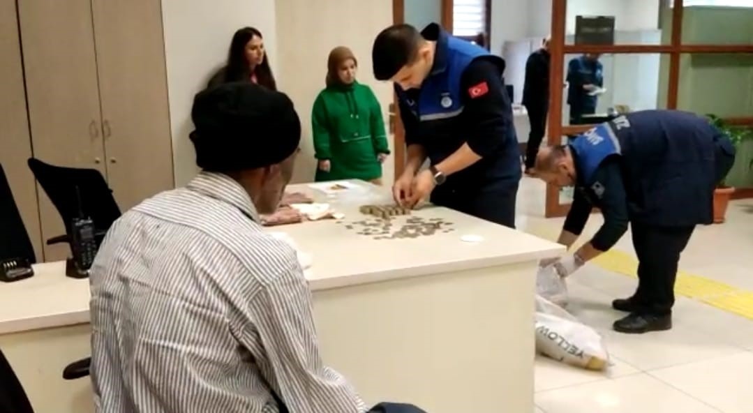 Adana’nın Sarıçam ilçesinde sabahtan öğlene kadar dilenen bir şahsı yakalayan