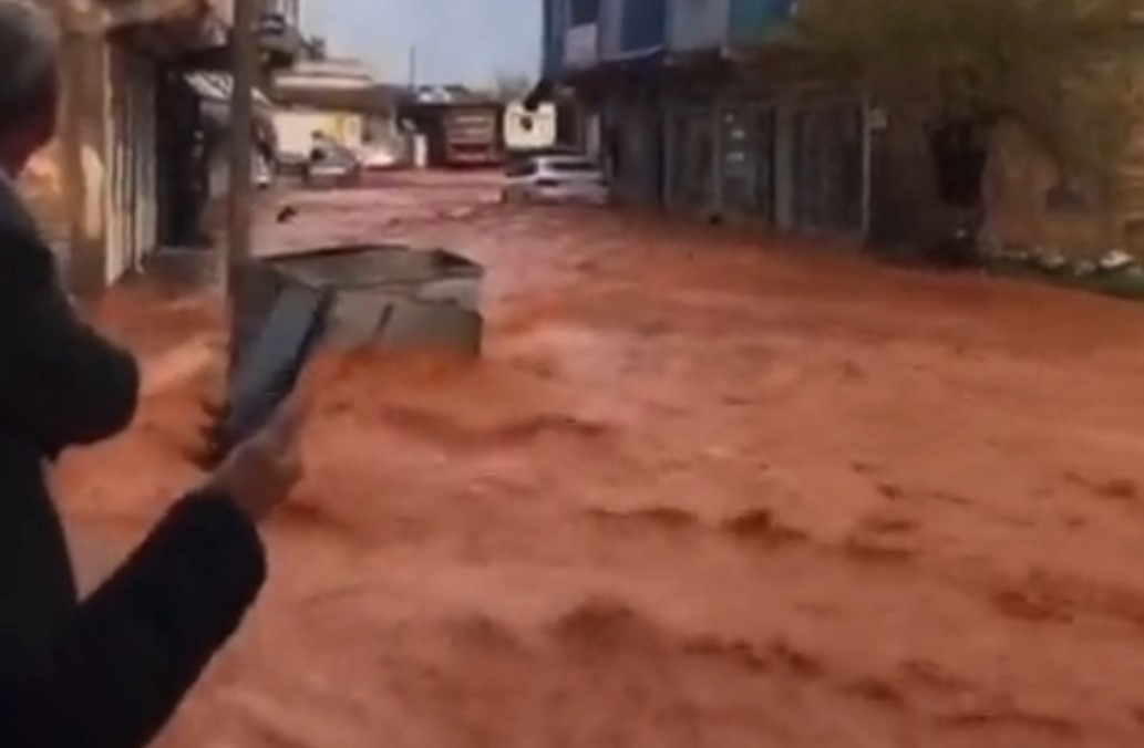  Şanlıurfa’da sağanak yağış sele neden oldu 4 ilçede sağanak sele