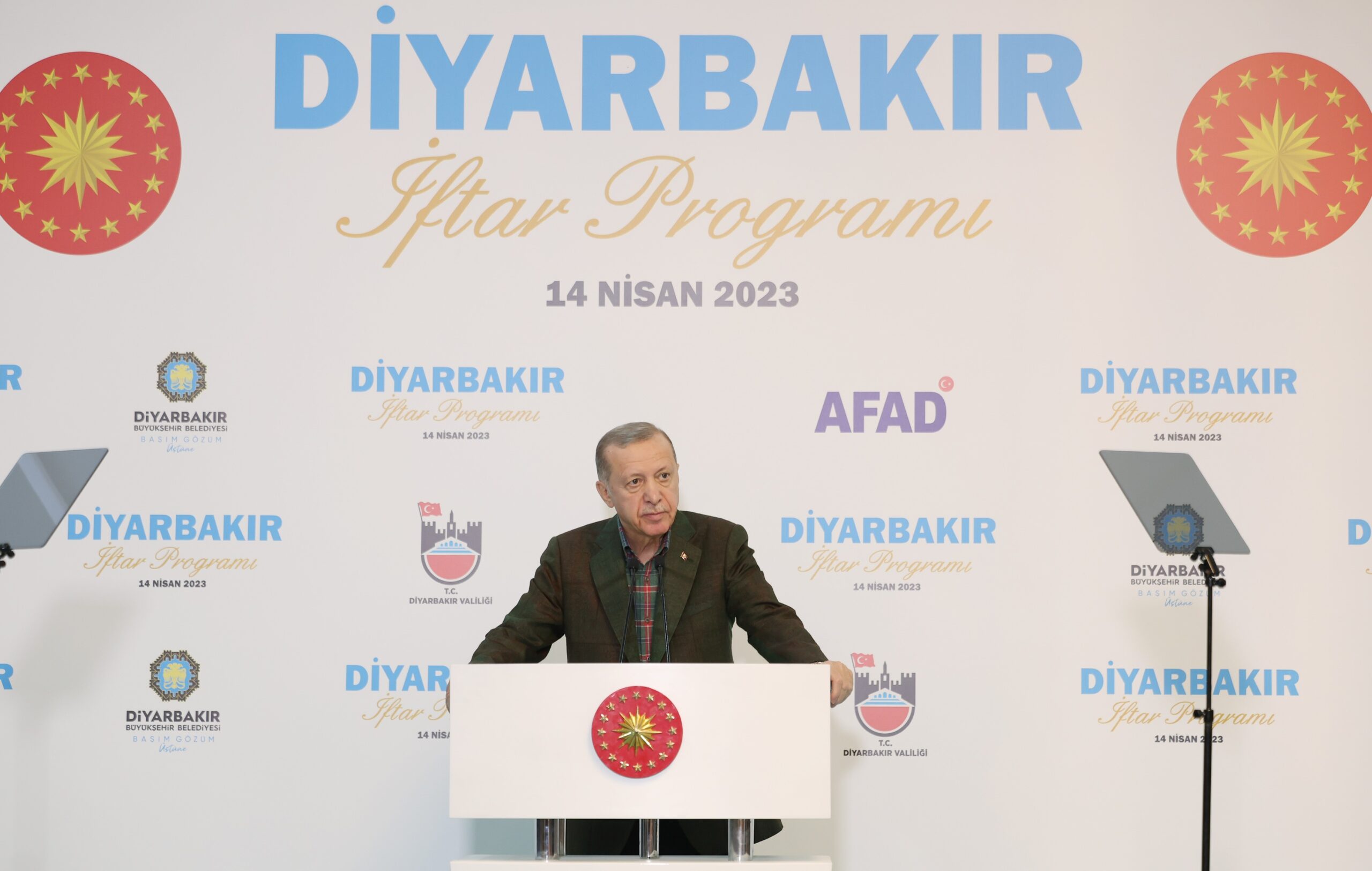 Cumhurbaşkanı Recep Tayyip Erdoğan, Diyarbakır’da depremzedelerle iftarda bir araya geldi. Erdoğan,
