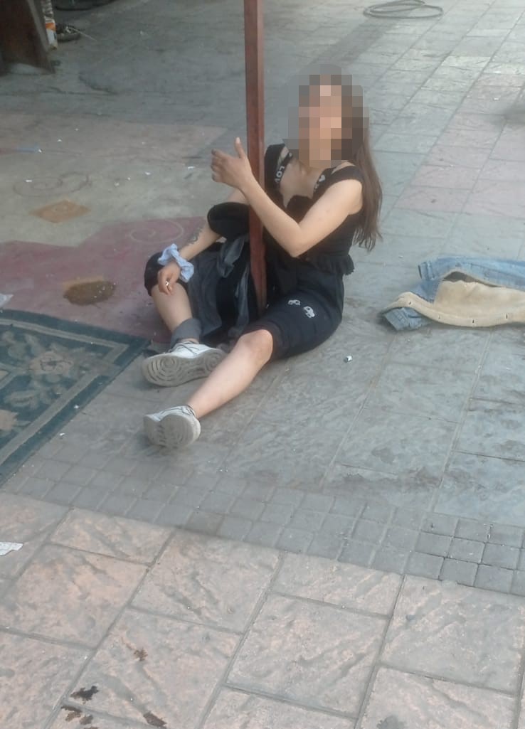 Adana’da uyuşturucu aldığı öne sürülen ve ayakta durmakta zorlanan genç