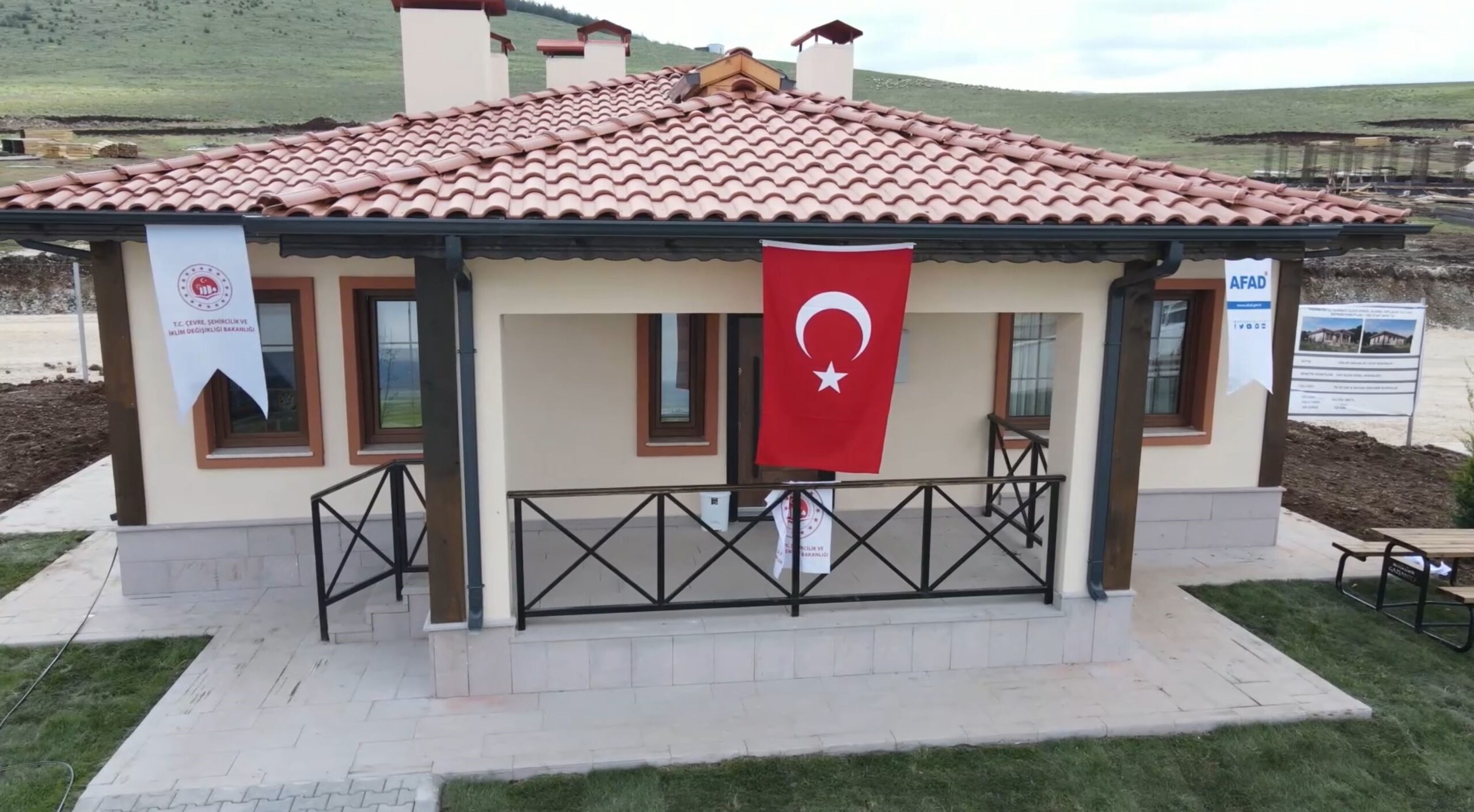 Depremden 76 gün sonra üç köyde yapımı tamamlanan köy evlerinin