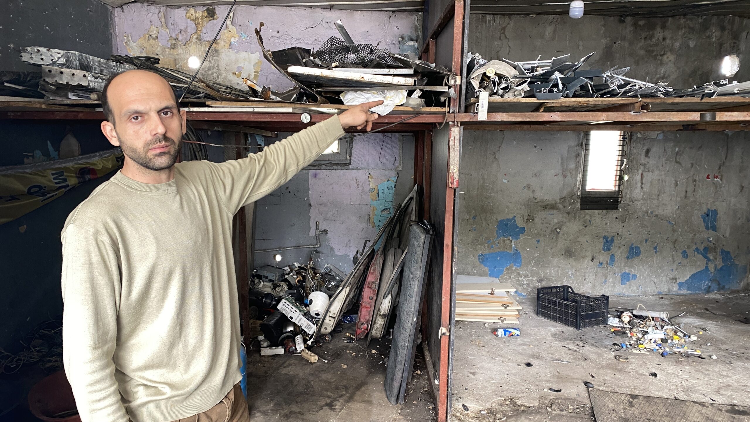 İstanbul’da film gibi soygun: Hurdacının kepengini minibüsle kırıp soydularÇağlayan’da hırsızlar