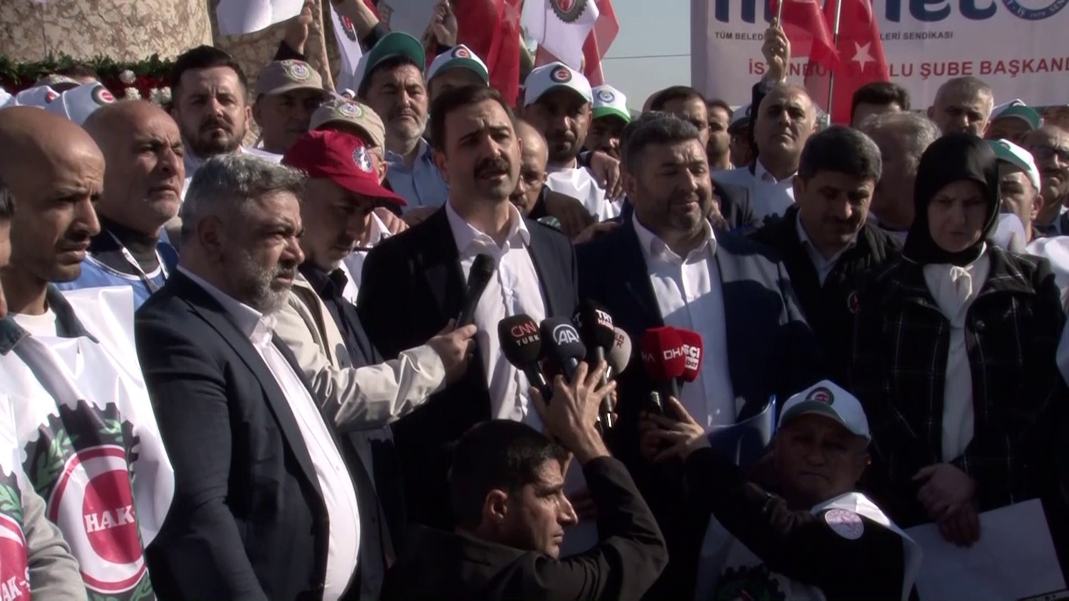 HAK-İŞ Konfederasyonu üyeleri, 1 Mayıs Emek ve Dayanışma Günü’nde Taksim’de