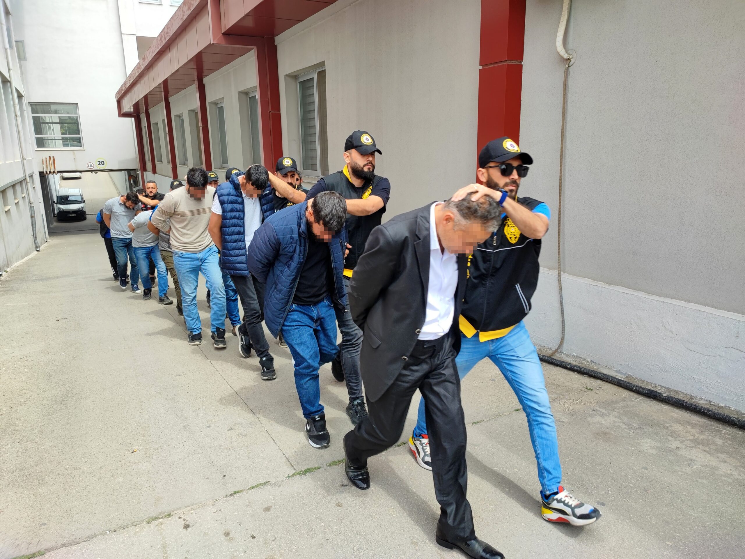 Adana merkezli 6 ilde ağır hasarlı otomobillerin motor şasi numaralarını,