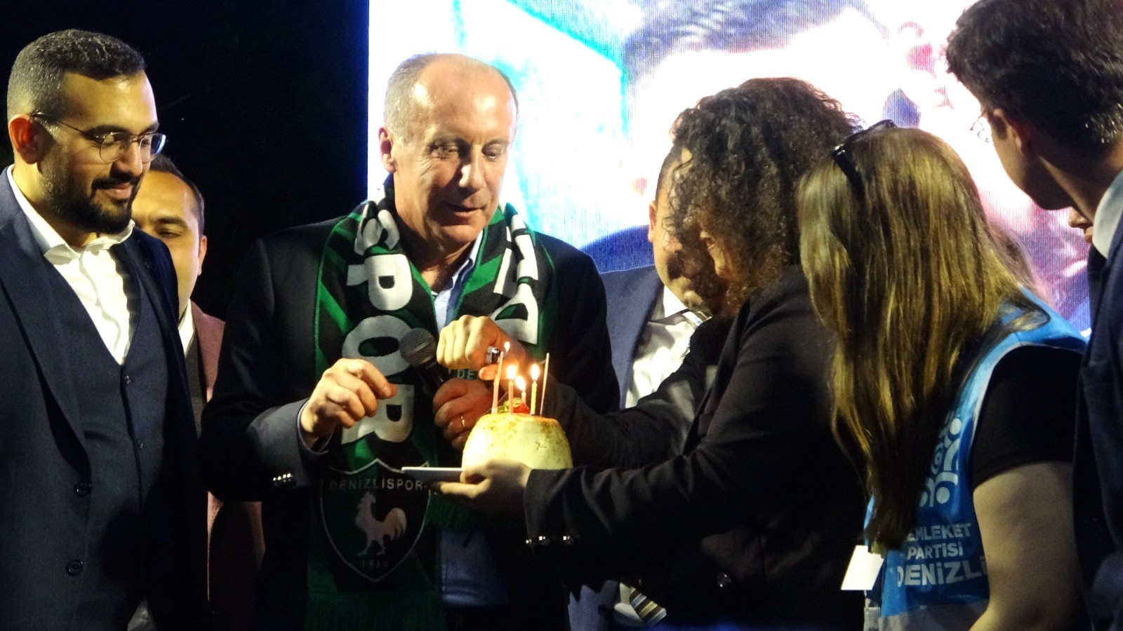 Denizli’de gençlerle buluşan Muharrem İnce, “Normalde çekirdek çitlerken AKP’yi yüzde