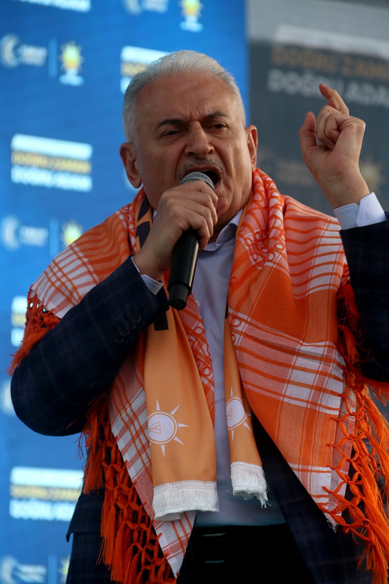 AK Parti Genel Başkanvekili Binali Yıldırım, Muğla’nın Fethiye ilçesinde vatandaşlarla
