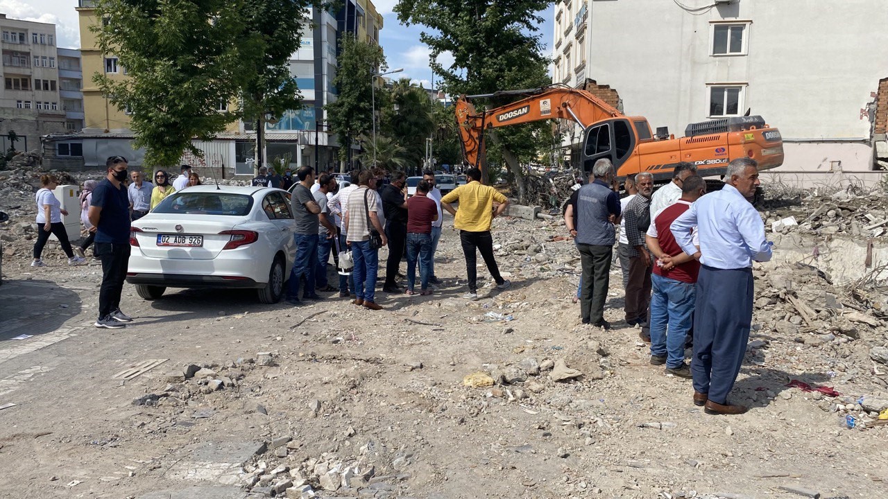6 Şubat depreminin 120. gününde Adıyaman’da, bir binanın enkazını kaldırma