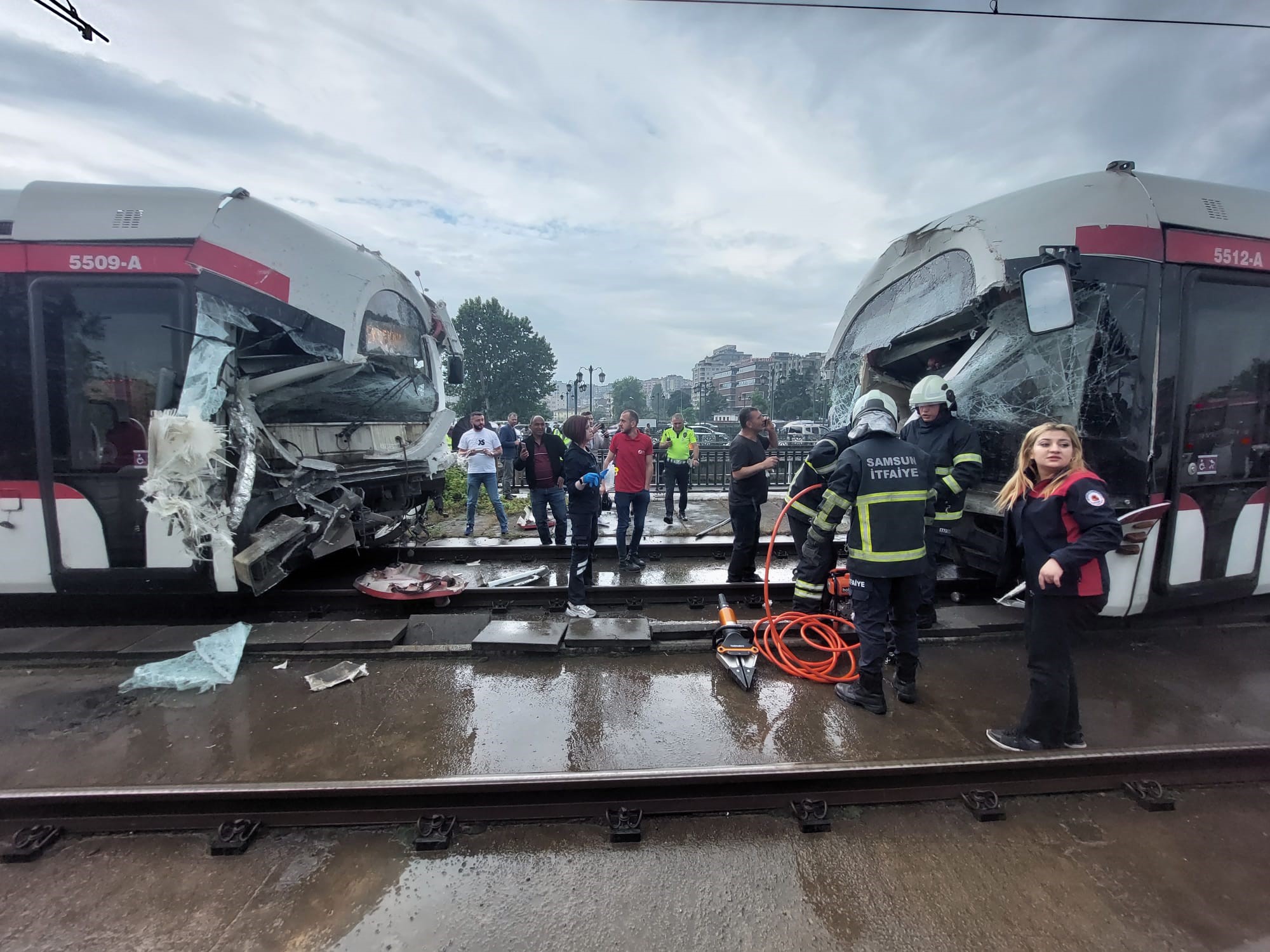 Samsun’da bir tramvayın köprüde önündeki tramvaya arkadan çarptığı kazada ilk
