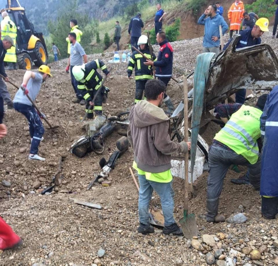 Denizli-Afyonkarahisar karayolunda selin getirdiği çamur yoldan geçen araçları yuttu. İlk