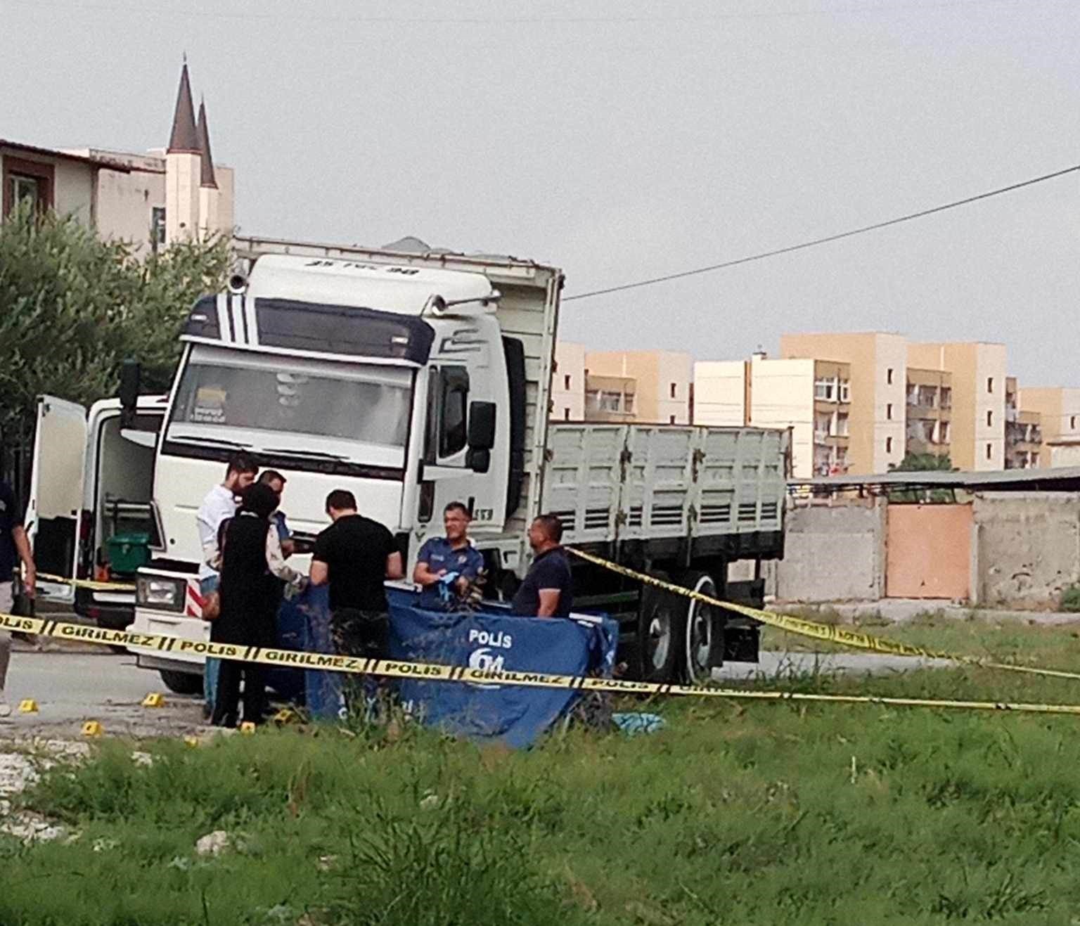 Mersin’in Tarsus ilçesinde 33 yaşındaki genç, evinin önünde uğradığı saldırıda