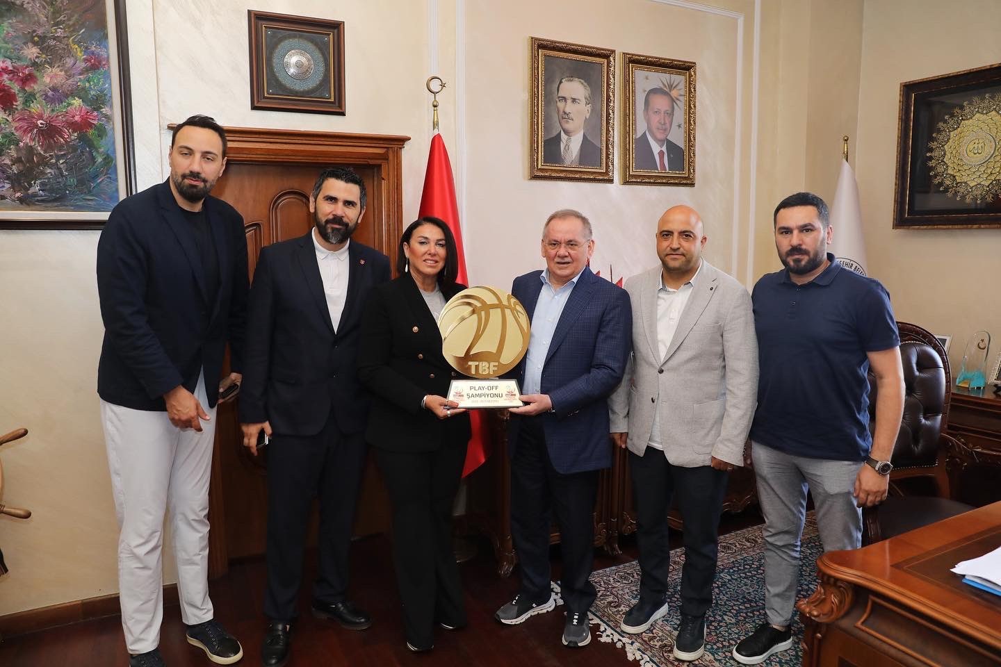 TBF Play-Off Şampiyonluk Kupası ile birlikte Samsunspor Kulübü yönetimini makamında