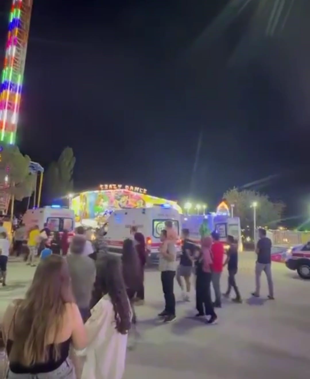İzmir’in Buca ilçesinde bulunan bir lunaparkta, aşağı inmekte olan salıncağın