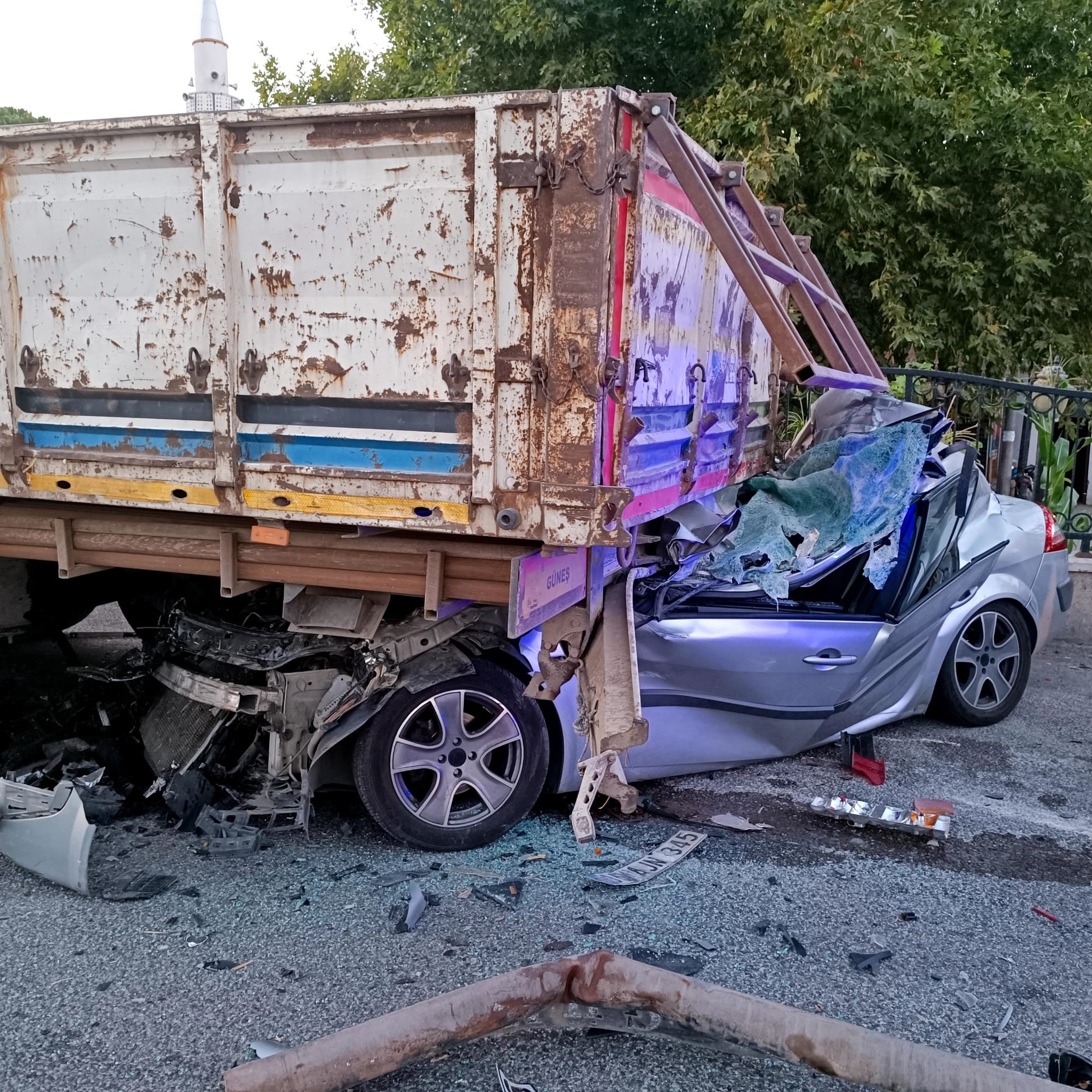 Bursa’nın Karacabey ilçesinde, İzmir’den tatilden dönen ailenin bulunduğu aracın tıra