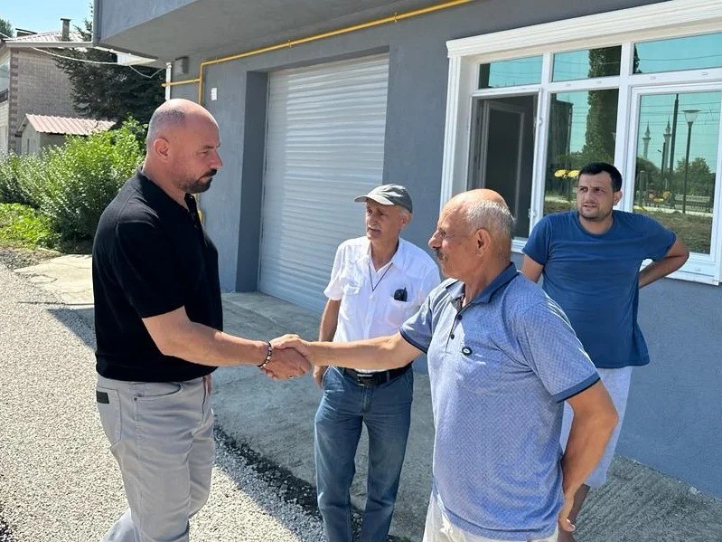  İlçe genelindeki asfalt çalışmalarını yerinde inceleyen Tekkeköy Belediye Başkanı Hasan