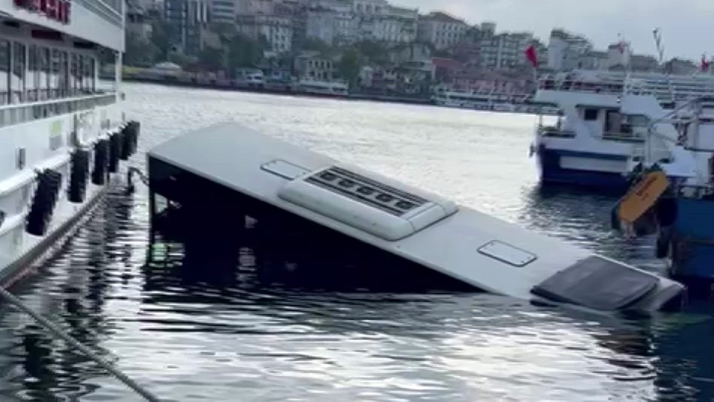 Eminönü’nde bulunan İETT durağında park halinde duran İETT otobüsü henüz