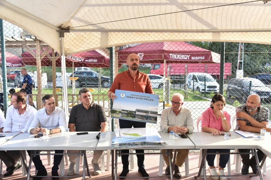 Tekkeköy Belediye Başkanı Hasan Togar, Çay Mahallesi’nde yer alan esnafla