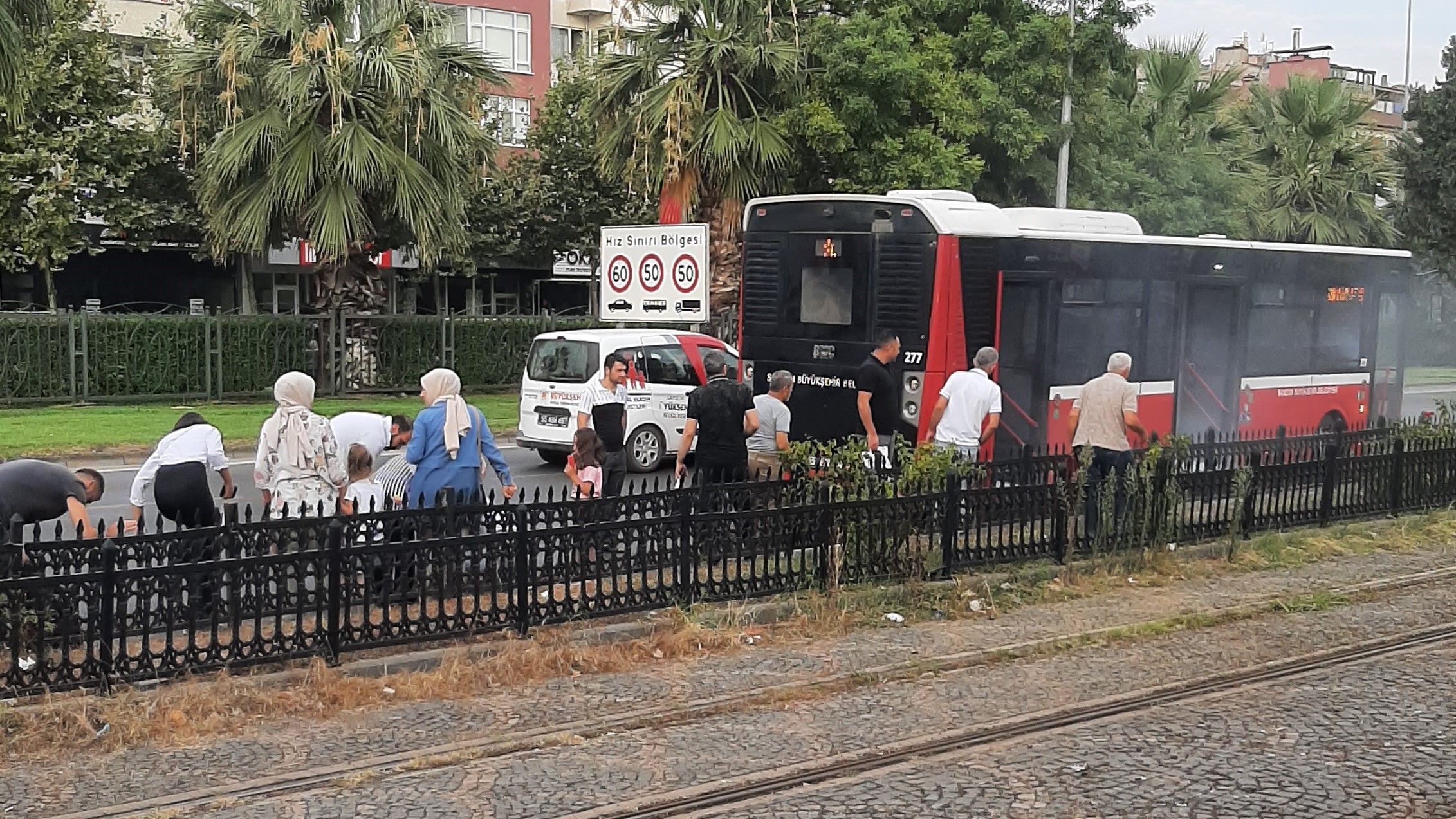 Samsun’da seyir halindeki ring otobüsünün yangın tüpü patladı. Yolcular korku