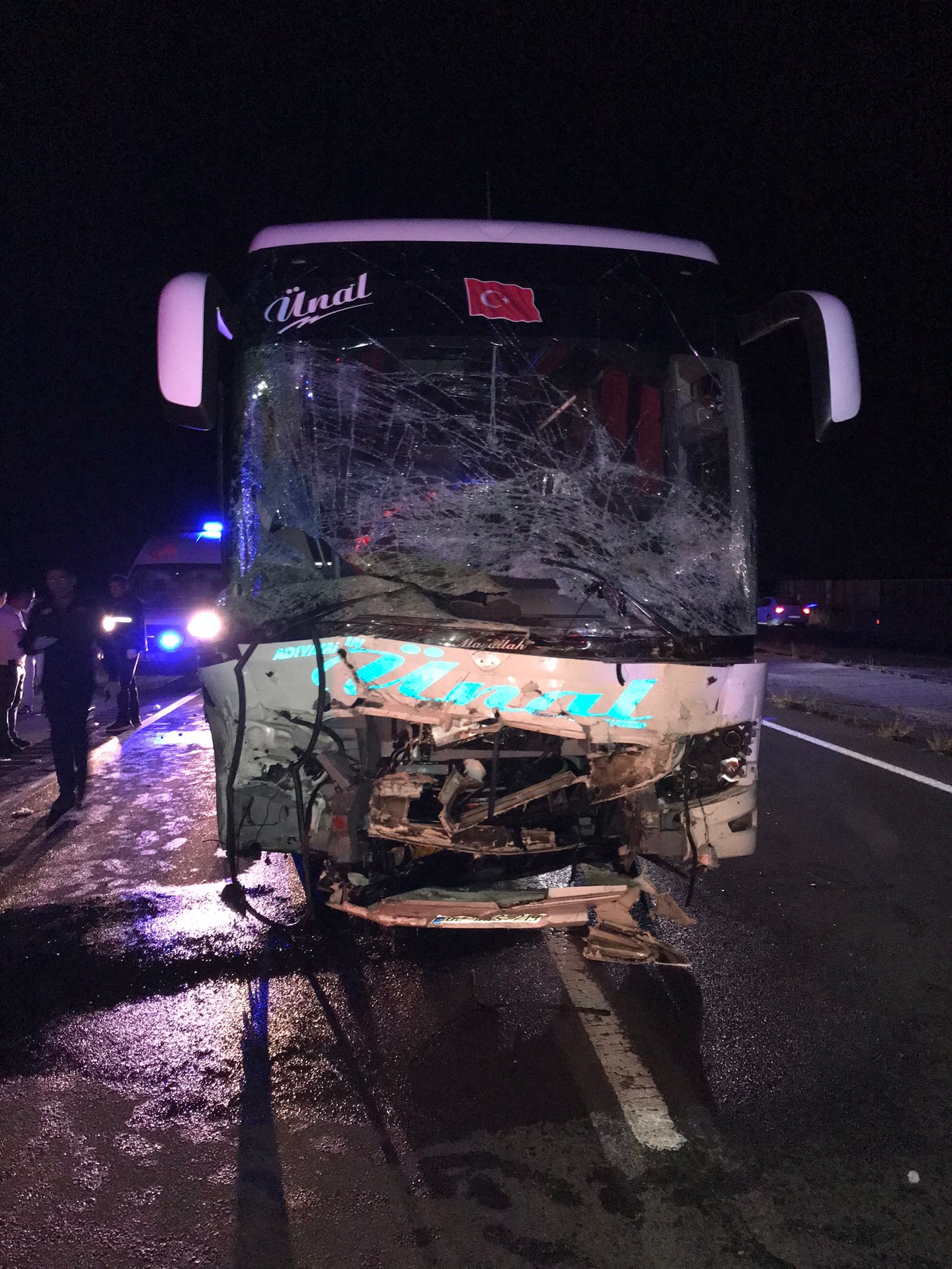 Kayseri’de yolcu otobüsünün otomobile çarpması sonucu 2 kişi öldü, 20