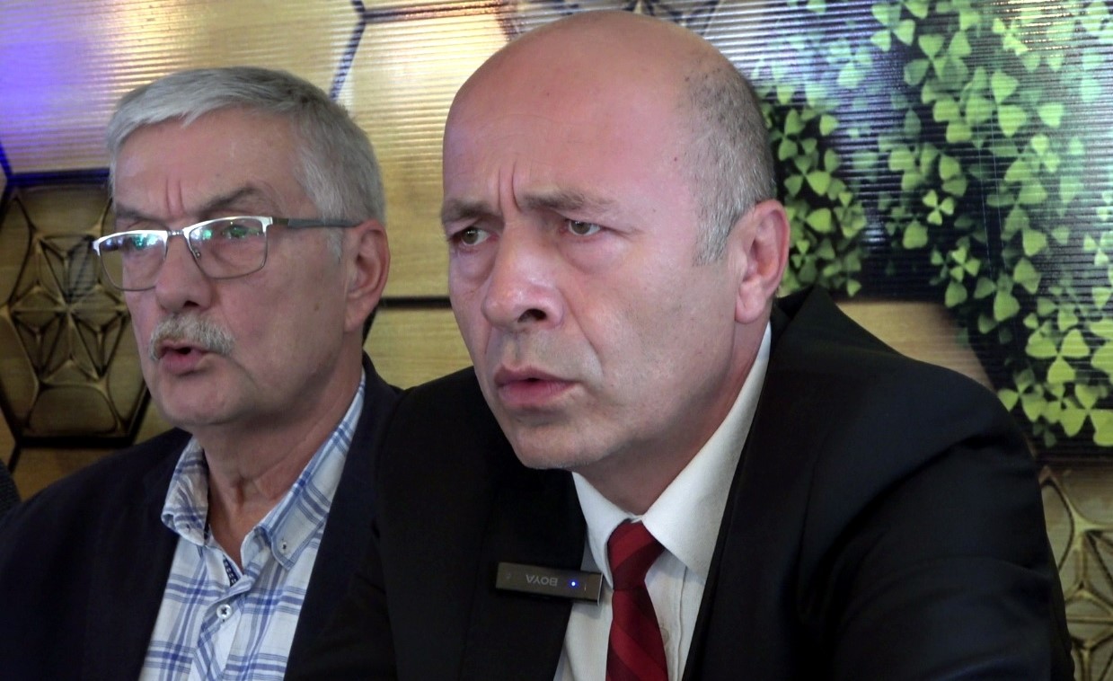 Bartın’ın Amasra ilçesinde basın toplantısı düzenleyen CHP’li başkanlar ve meclis