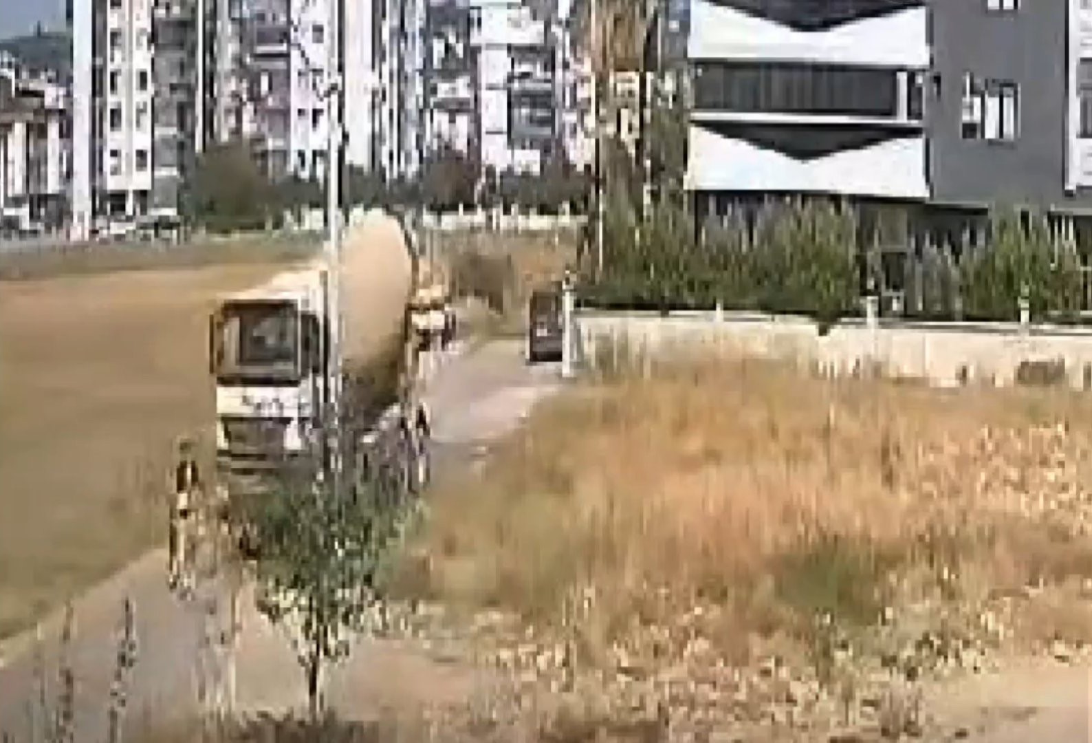 İzmir’in Torbalı ilçesinde yolda yürüyen anne ve küçük çocuğu, beton