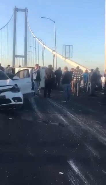 Osmangazi Köprüsü’nde 4 aracın karıştığı kazada 8 kişi yaralandı.Mert GürençKOCAELİ-Kaza,