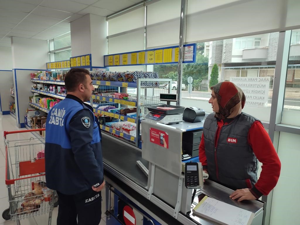  Samsun Canik Belediyesi zabıta ekipleri, marketlere yönelik denetimlerini ara vermeden