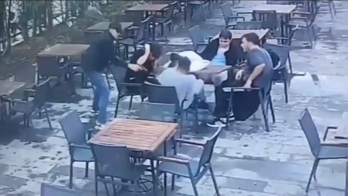 Beyoğlu’nda bir şahıs, husumetli olduğu kişiye tetikçi tutup oturduğu çay