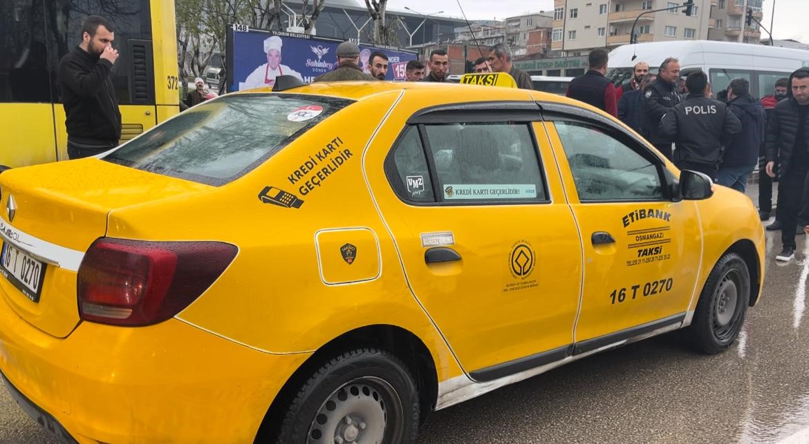 Bursa’da müşteriyle tartışma yaşayan taksici boynundan bıçaklandı. Polis kayıplara karışan