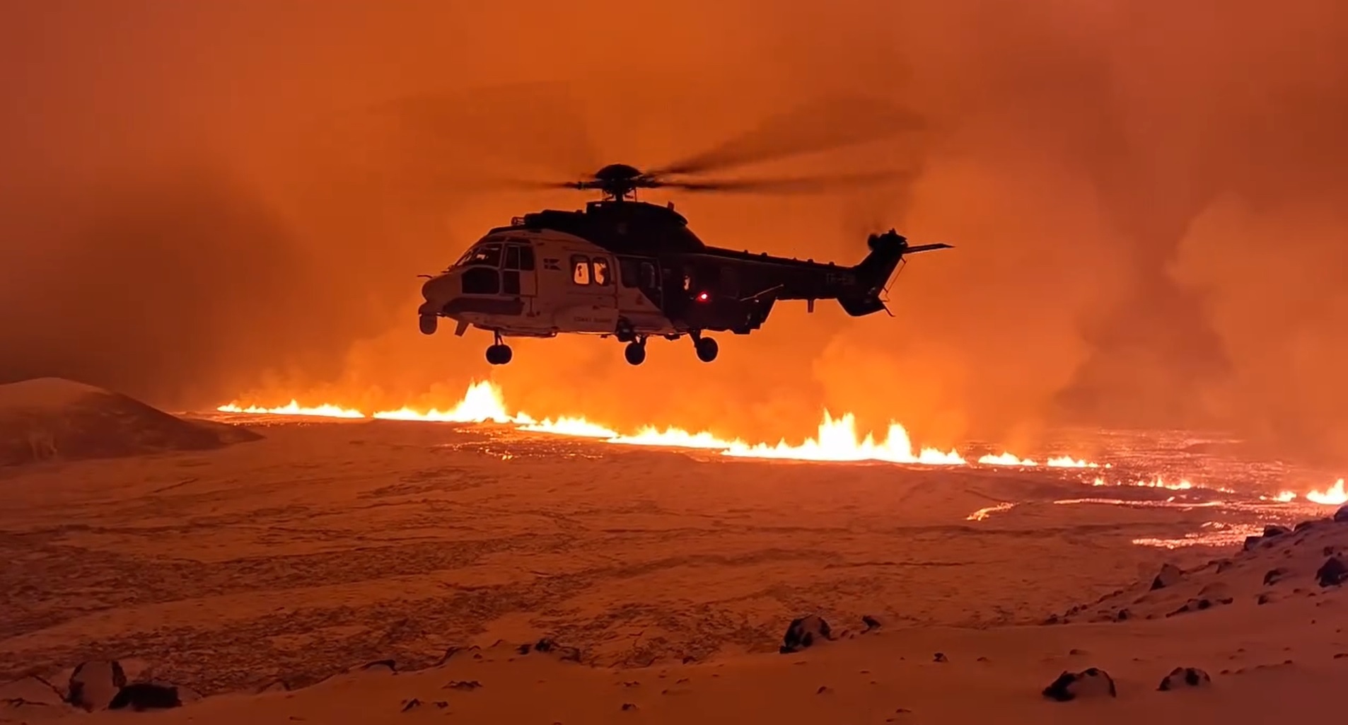  İzlanda’nın Reykjanes Yarımadası’ndaki yanardağ, haftalardır kaydedilen depremlerin ardından patladı.REYKJAVİK-İzlanda Meteoroloji