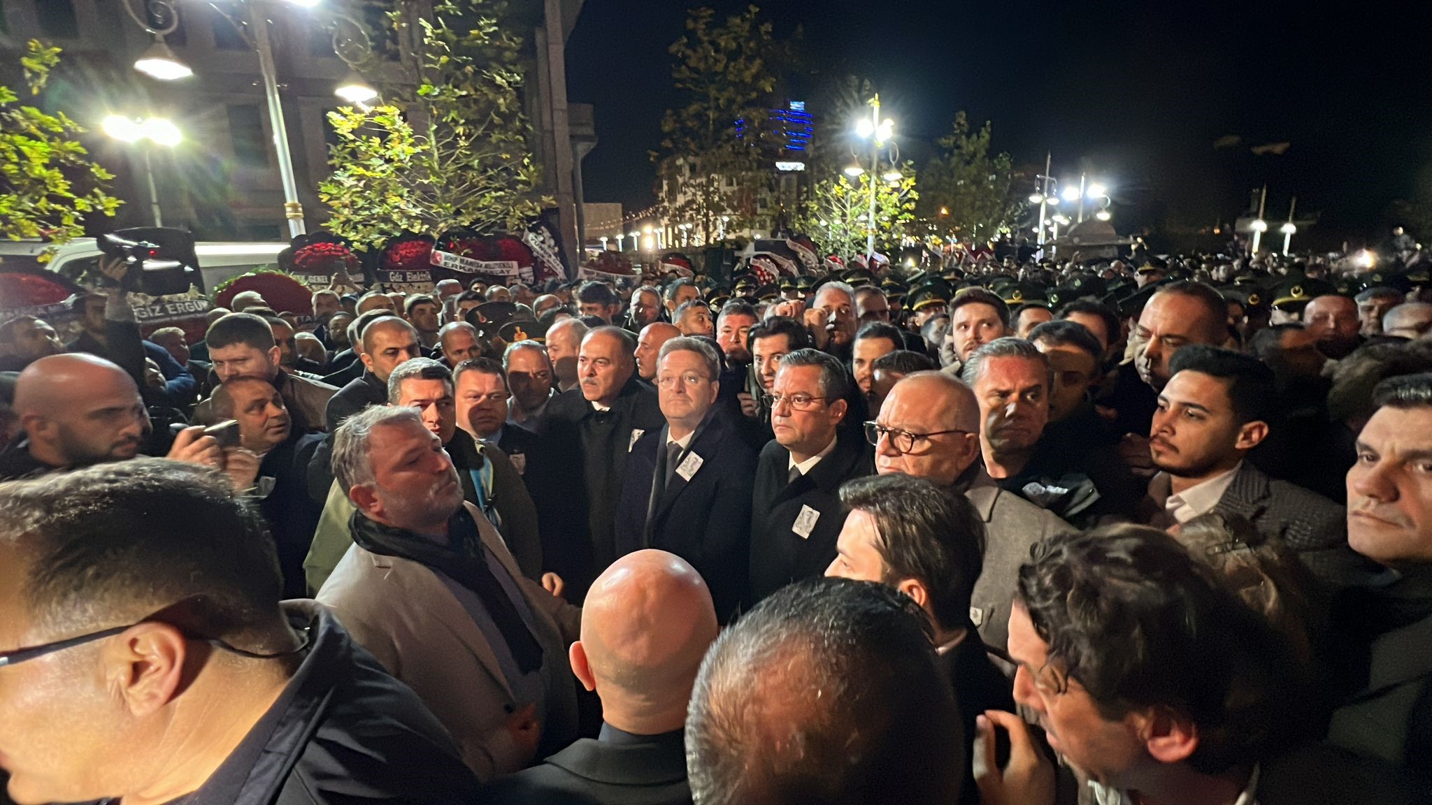 Manisa’da şehit Piyade Sözleşmeli Er Enis Budak’ın cenazesinde bir grup,