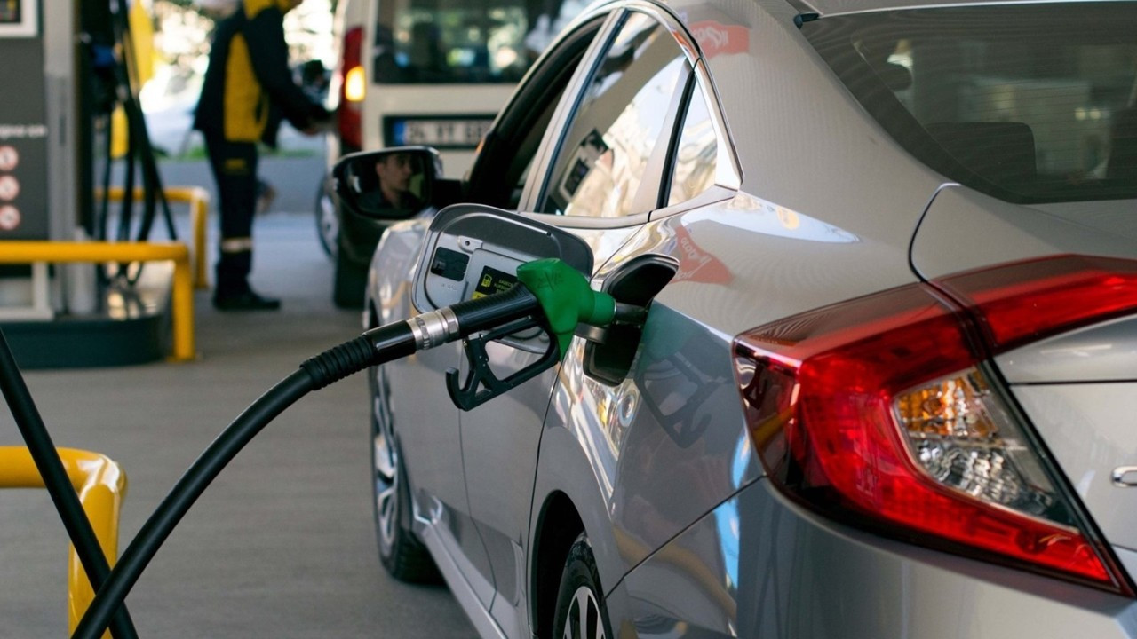 Benzinin litre fiyatına 2 lira 30 kuruş, motorinin litre fiyatına
