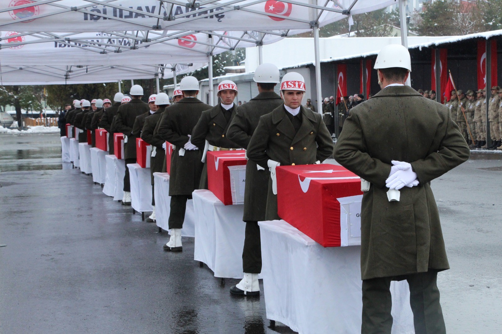 Pençe-Kilit bölgesinde askeri üs bölgesine sızmaya çalışan teröristlerle çıkan çatışmada