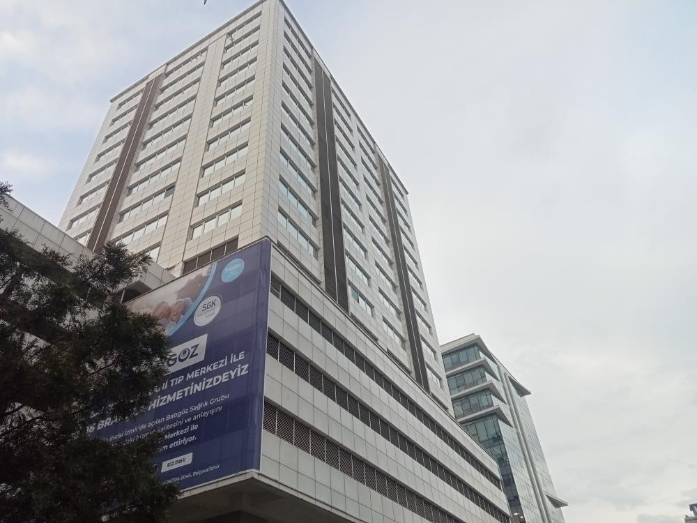 İzmir’in Bayraklı ilçesinde reklam tabelası asmak için vinç yardımıyla bir
