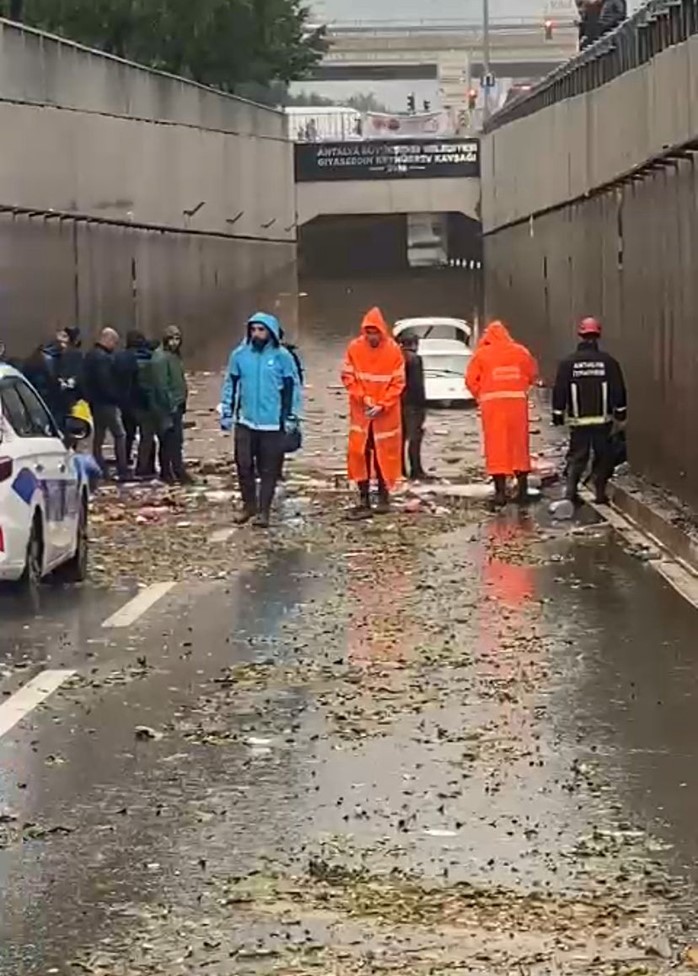 Antalya’da yaşanan sel felaketinde alt geçitte bir kişinin cansız bedenine