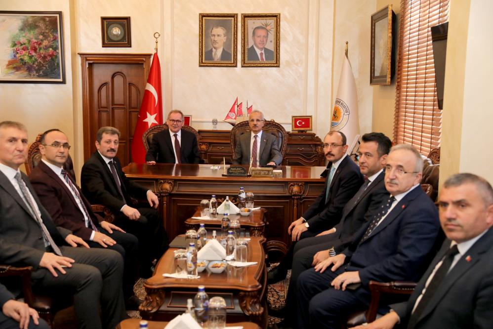 Ulaştırma ve Altyapı Bakanı Abdulkadir Uraloğlu, Samsun Büyükşehir Belediyesi’ni ziyaret