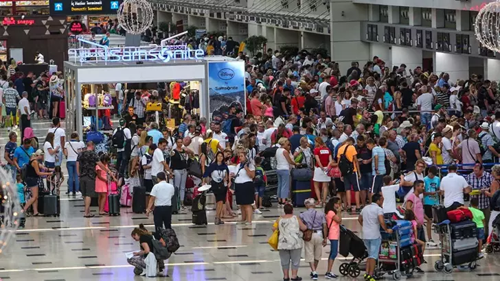 Antalya Havalimanı‘nda görevli 4 polis ile 38 özel güvenlik görevlisi, yedikleri tavuktan