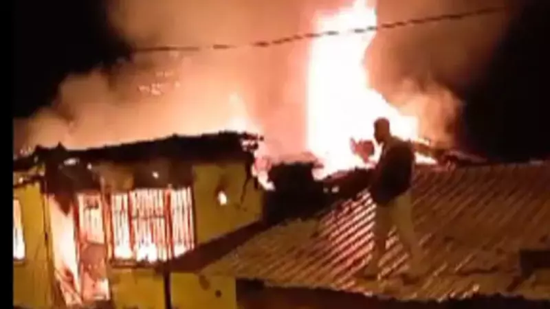 İzmir’in Bayraklı ilçesinde, iki katlı evde çıkan yangın itfaiye ekipleri tarafından söndürüldü.