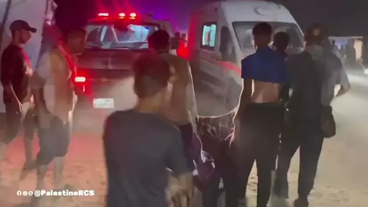 İsrail’in&nbsp;Refah&nbsp;kentine düzenlediği hava saldırısında 35 sivil hayatını kaybetti. Filistin Kızılayı,