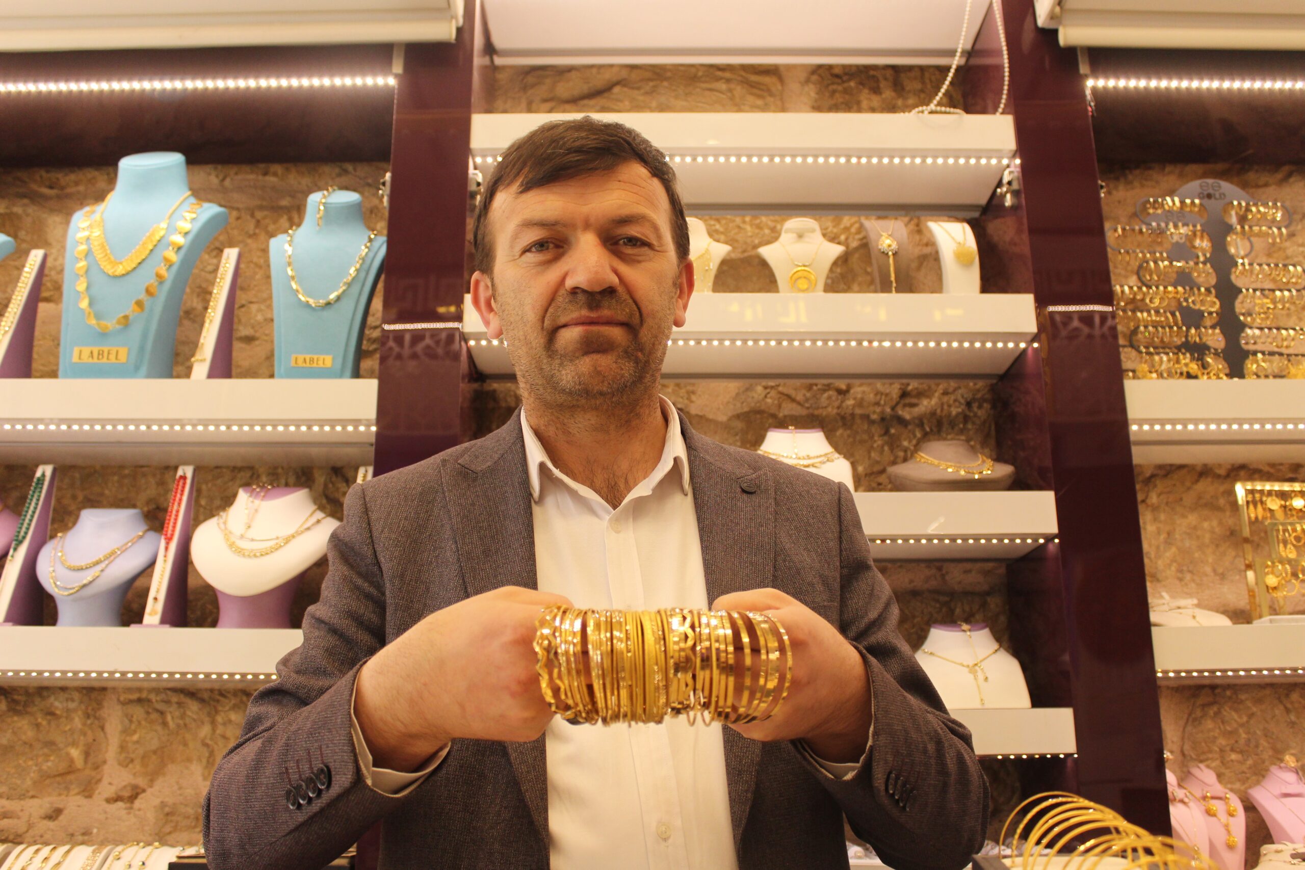 Sivas’ta son zamanlarda geniş ve gösterişli bileziklerin yerini, inceliği ve