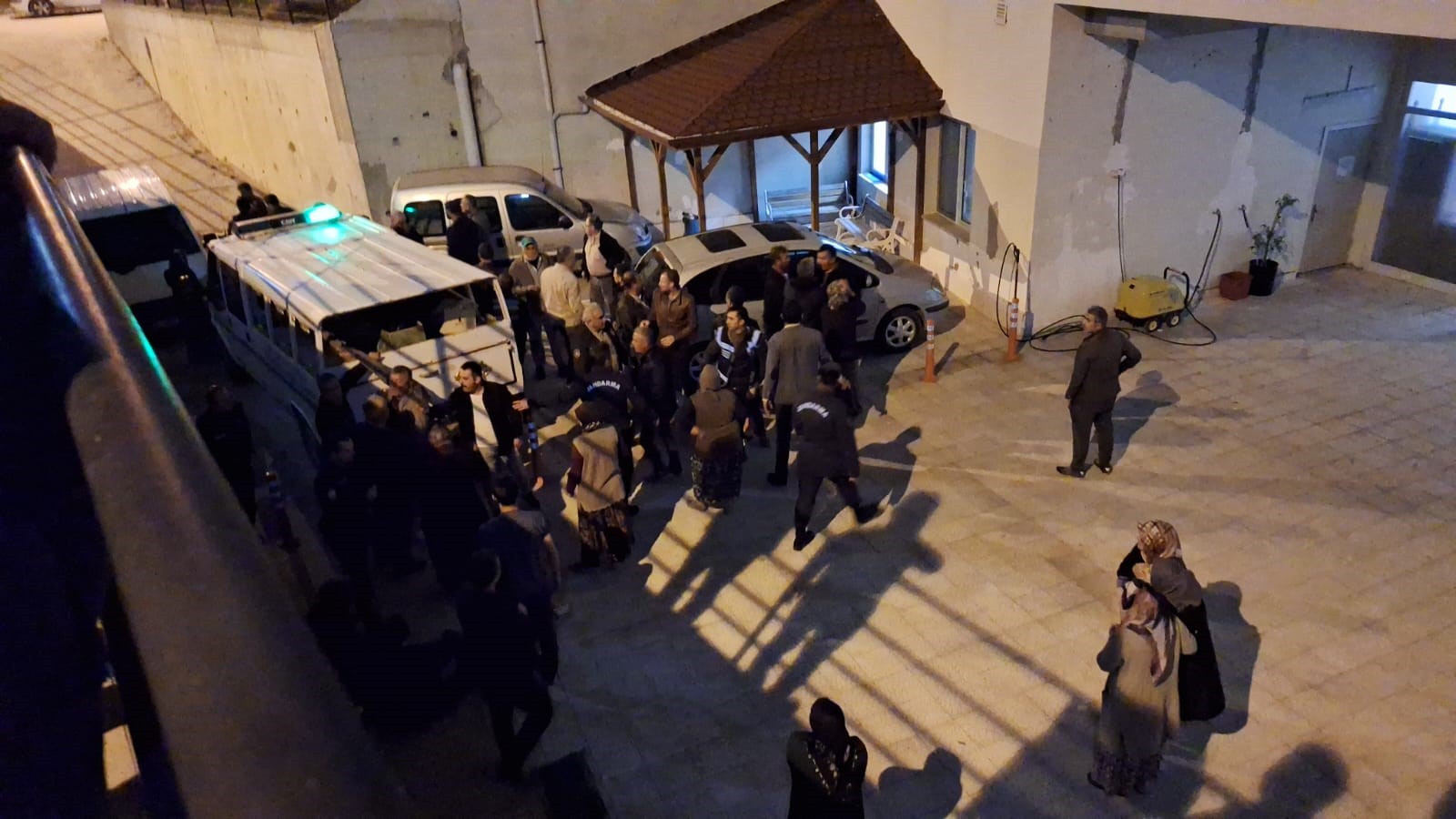 Çorum’un İskilip ilçesindeki bıçaklı bir şahıs, sokakta karşılaştığı eski eşinin