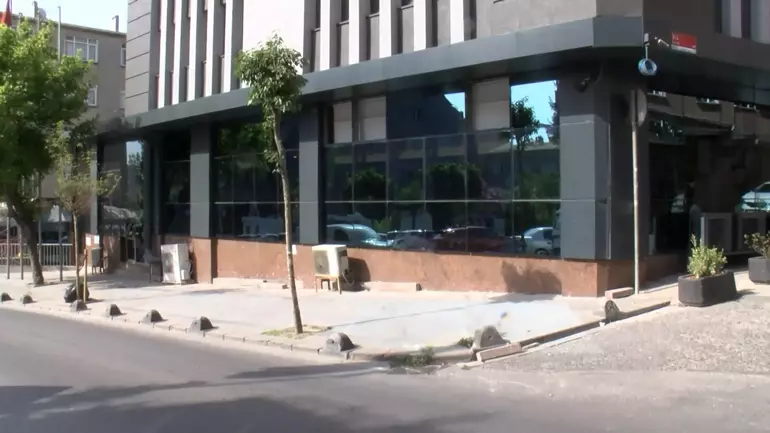 Küçükçekmece’de kasklı motosikletli 2 şüpheli, özel hastaneye kurşun yağdırdı. Silahlı