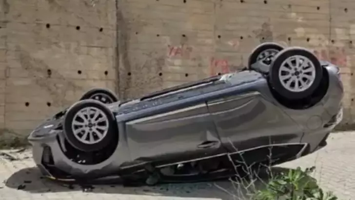Edirne‘de otomobilin 5 metre yükseklikten site bahçesine düştüğü kazada anne ile