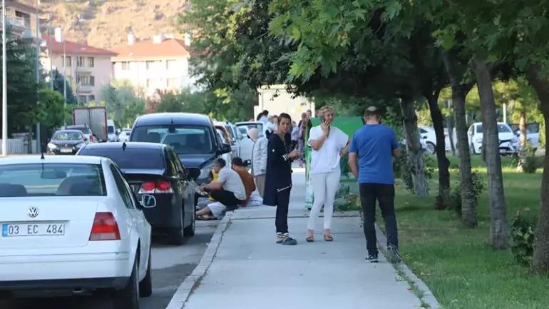 Afyonkarahisar‘da 4.4 büyüklüğünde deprem meydana geldi. İlk belirlemelere göre, depremde herhangi bir