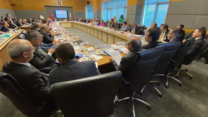 TBMM Adalet Komisyonu’nda, kadınların evlenince kocasının soyadını alacağına ilişkin düzenlemeyi