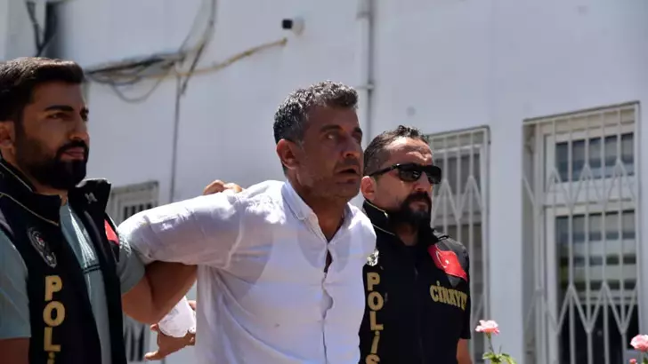 Antalya‘da Zafer Önder (45), falezlerdeki parkta telefonunu çaldığını düşündüğü Zafer