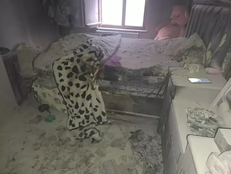 Bolu’da prize takılı halde bırakılan cep telefonu şarj aleti alev