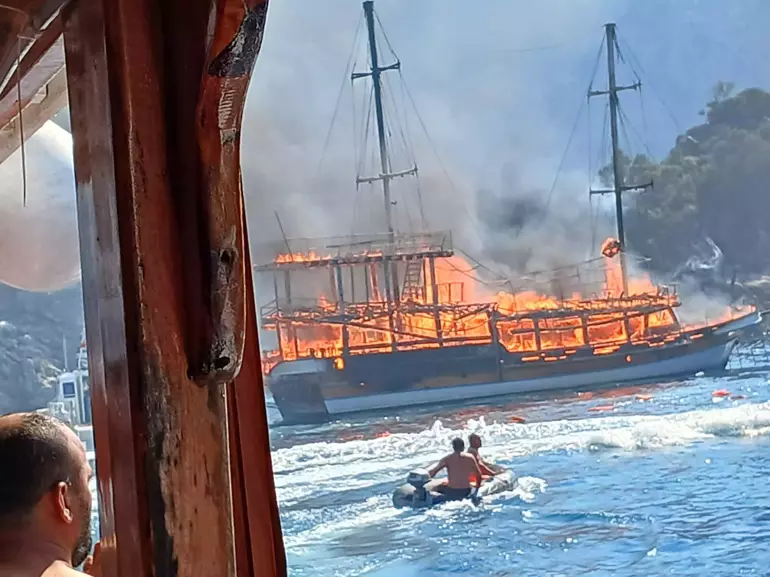 Muğla’nın Marmaris ilçesinde tur teknesinde çıkan yangında 110 kişi tahliye edilirken, 3’ü
