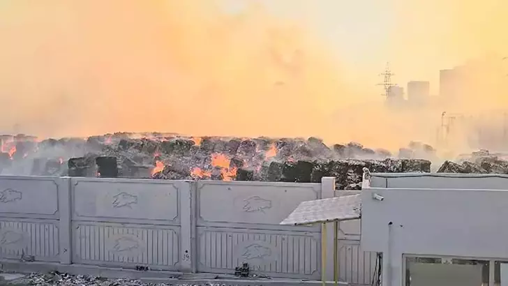 Aydın‘ın Söke ilçesinde kağıt fabrikasının açık alanındaki kağıt toplama bölümünde