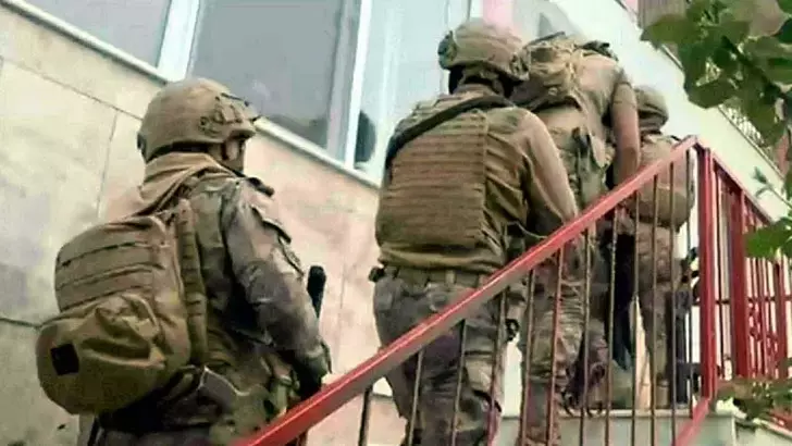 İzmir‘de DEAŞ terör örgütüne yönelik operasyonda, haklarında gözaltı kararı bulunan 11 şüpheliden